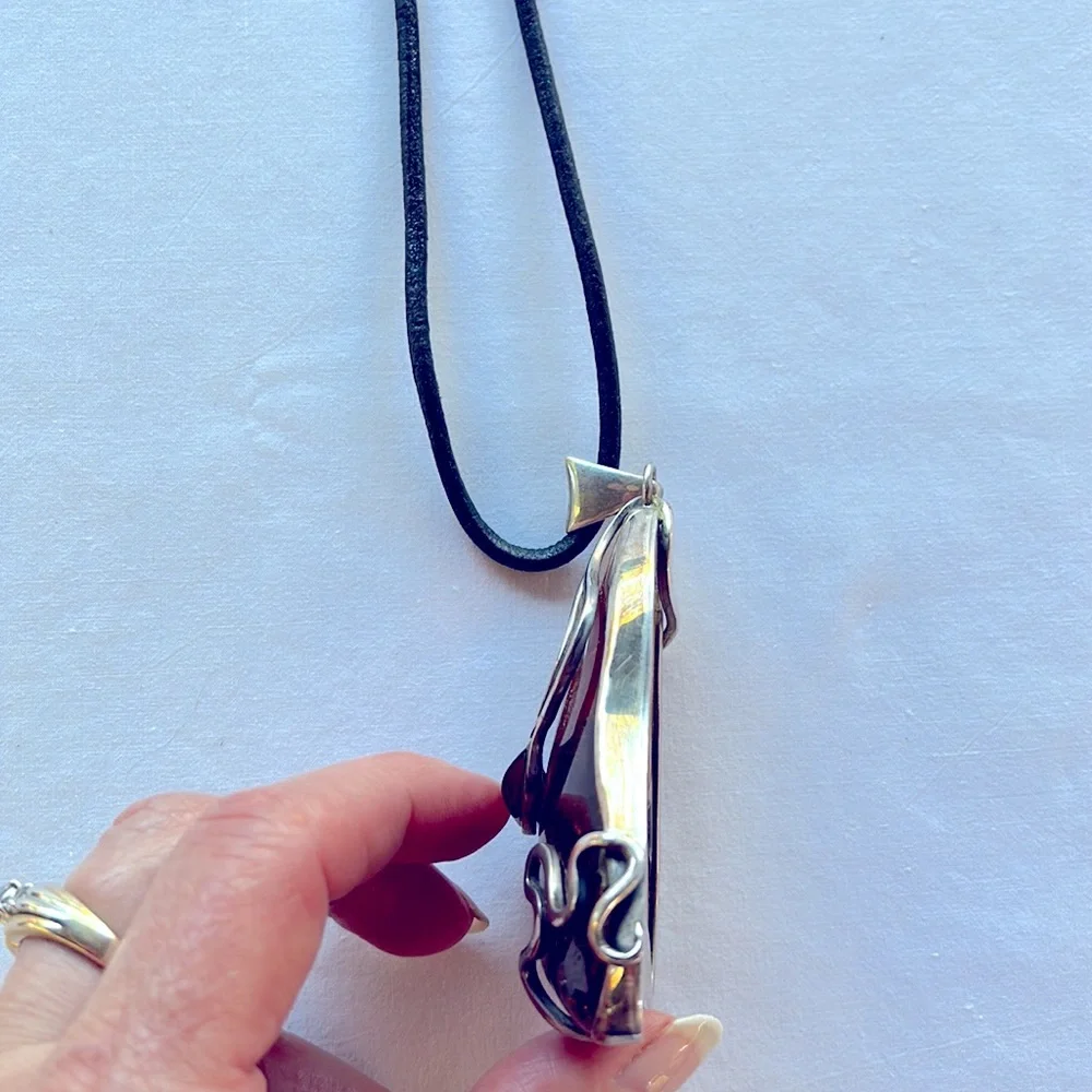 Amber pendant with leather necklace - Picture 9 of 14